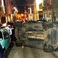 Clamoroso incidente in via Solferino, auto ribaltata sul fianco