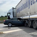 Finisce con l'auto sotto un tir vicino Barletta, 28enne in codice rosso
