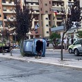 A Barletta si ribalta un'auto dopo un tentativo di sorpasso in via Lattanzio