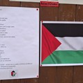 «Aggrediti da turisti israeliani per aver esposto la bandiera palestinese», la denuncia della titolare della libreria Einaudi