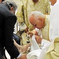 Il Cardinale Monterisi compie il rito della lavanda dei piedi