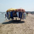 Potere al popolo, incontro con i lavoratori ambulanti sulla spiaggia di Barletta