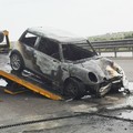 Incidente sulla 16 bis, auto rubata in fiamme e il conducente fugge