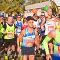 Un'onda colorata di più di 2000 partecipanti alla Volkswagen Barletta Marathon & Half Marathon 2026 - FOTO