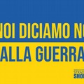 Sulle vetrine il cartello «Noi diciamo No alla guerra»