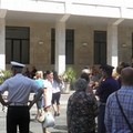 Una 'calda' protesta davanti a Palazzo di Città