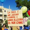 “Tutti in marcia per la pace a Barletta”: il corteo festante che stamane ha colorato la città
