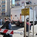 Tra Barletta alta e Barletta bassa, camion bloccato sui binari in via Milano