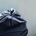 Esteso il divieto di conferimento rifiuti in sacchi e buste nere o non trasparenti