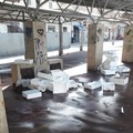 «Ci risiamo», piazza Divittorio a Barletta di nuovo sommersa dai rifiuti