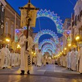 Si rinnova la devozione di Barletta per i Santi Patroni con la processione serale - FOTO