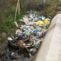 In via Minervino il canale è invaso dall'immondizia