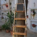 Disservizi al cimitero di Barletta, inutilizzabili le scale