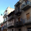Auto in fiamme in via Gallo a Barletta, danneggiata la facciata di un palazzo