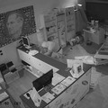 Ladri in azione in un negozio di telefonia a Barletta