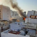 Fiamme alte e fumo, incendio su una palazzina nel centro di Barletta