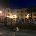  "Ascensore bloccato, disabile ostacolato ": uno striscione all'istituto Garrone