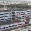 Ragazzini a spasso sul tetto della scuola incompleta