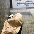 Nessuno ha notato il senzatetto che dormiva in stazione