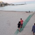 Spiaggia libera con rampa per disabili e sedie Job. No, non è Barletta