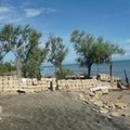 Ferri arrugginiti sulla spiaggia a Pantaniello, il Comune diffida l’Agenzia del Demanio