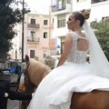 Sposa a cavallo tra le strade di Barletta