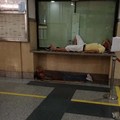 Stazione di Barletta, si dorme all'ingresso della biglietteria