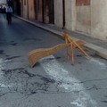 Via Gabriele da Barletta, strada bloccata con le sedie