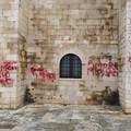Vandali alla cattedrale di Trani, Bar.S.A. offre le proprie professionalità per eliminare lo scempio