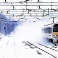 Cade la neve su treni e viaggiatori