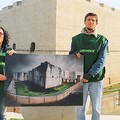 Il Castello di Barletta ricoperto dal petrolio, la protesta di Greenpeace