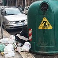 Inciviltà in via San Samuele, immondizia vicino alla campana del vetro