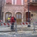 Evacuazione in via Cavour, infiltrazione dalle fogne fa temere per la stabilità