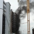 Incendio alla periferia di Barletta, fumo nero da un cantiere