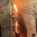 Incendio in via Milano, in fiamme un materasso abbandonato