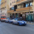 Tensione in via Roma, minaccia di buttarsi dal balcone