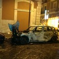 Le fiamme divorano un'auto nella notte in via Tancredi