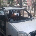 Auto divorata dalle fiamme in Piazza Federico di Svevia