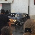 Automobile in fiamme in via Achille Bruni, fumo nero per strada