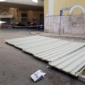 Crolla una gigantesca tettoia in via Torino per il forte vento