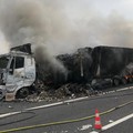 Tir in fiamme nel pomeriggio e traffico in tilt sulla A14 in agro Barletta