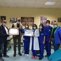 Consegnati gli attestati di apprezzamento IHRC al Centro Trasfusionale di Barletta, Caritas e AVIS