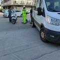 Impatto in via Minervino, scontro tra una moto e un furgone