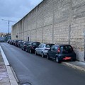 Parcheggio selvaggio vicino allo stadio per la domenica del calcio barlettano