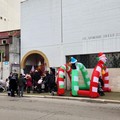 Via Canosa si accende per il Natale: iniziative tra parrocchia e commercianti in attesa di villa Bonelli