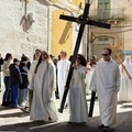 A Barletta il venerdì Santo prosegue con la Processione della Croce