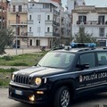 Vende merce contraffatta e aggredisce gli agenti: arrestato un senegalese