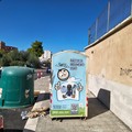 Barletta, colonna per gli indumenti usati abbandonata sul marciapiede: «È lì da quasi un mese»
