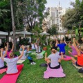 Appassionati di yoga in piazza Plebiscito per salutare il solstizio d'estate