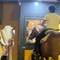 «Dal McDrive al McRide è un attimo»: arrivano a cavallo al McDonald's di Barletta e la scena diventa virale